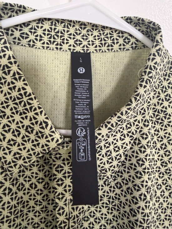 lululemon athletica Men’s Short Sleeve Olive Geo Print Shirt - Picture 4 of 5